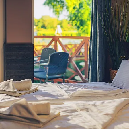 Hotel Mártoni Csárda és *