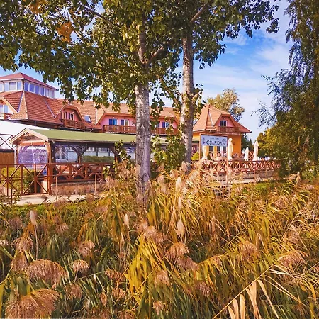 Hotel Mártoni Csárda és *