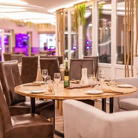 Hotel Mártoni Csárda és *