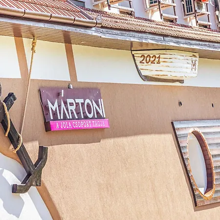 Hotel Mártoni Csárda és *